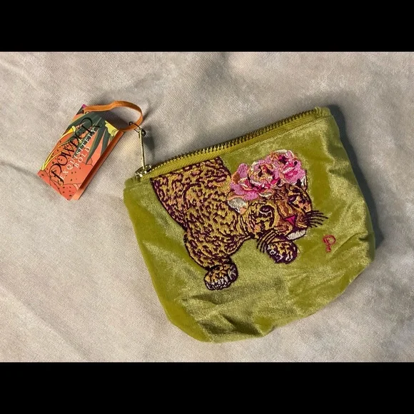Powder Climbing Leopard Velvet Pouch - Picture 2 of 10